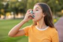 Adolescente utilizando un inhalador para el control del asma moderado-grave