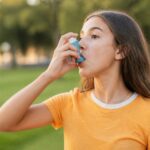 Adolescente utilizando un inhalador para el control del asma moderado-grave