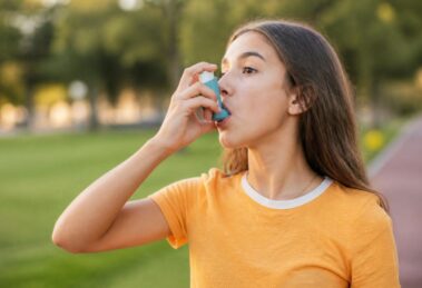 Adolescente utilizando un inhalador para el control del asma moderado-grave