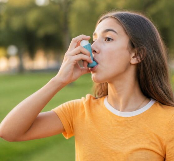Adolescente utilizando un inhalador para el control del asma moderado-grave