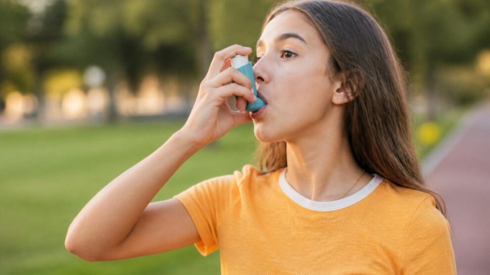 Adolescente utilizando un inhalador para el control del asma moderado-grave