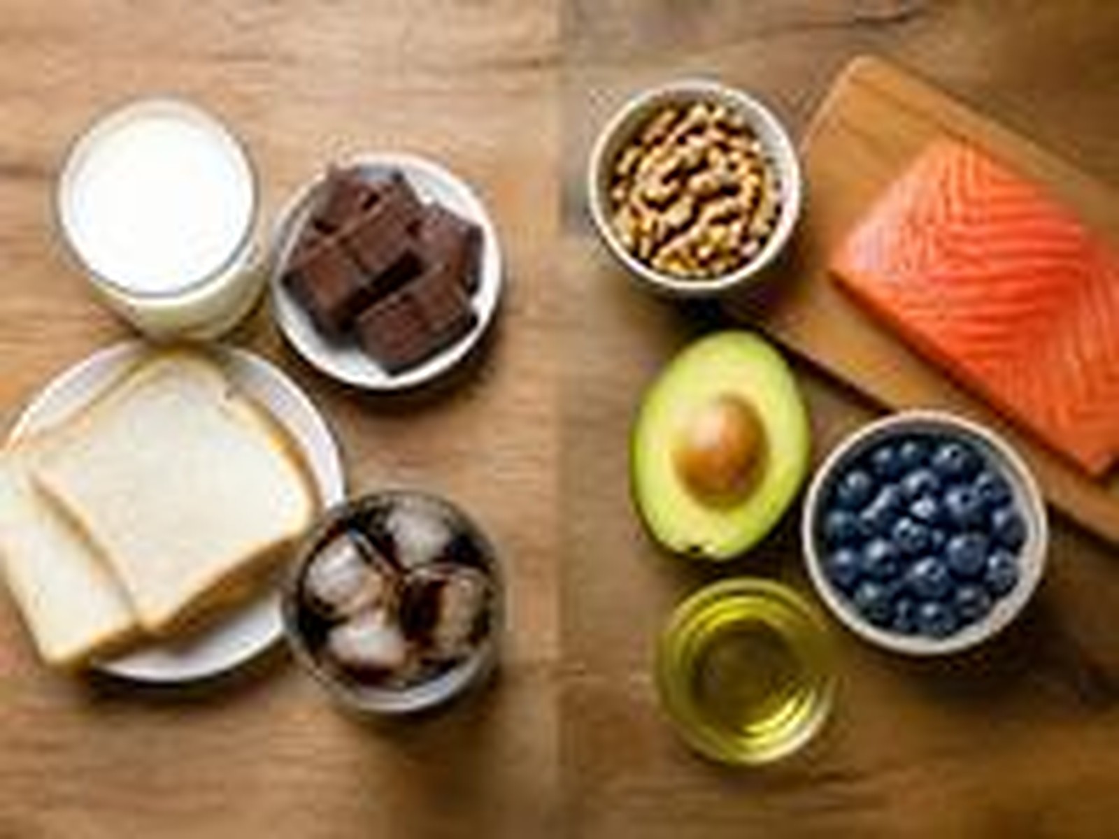 Comparativa de alimentos relacionados con el acné: lácteos, chocolate y azúcar frente a salmón, aguacate, frutos secos y arándanos